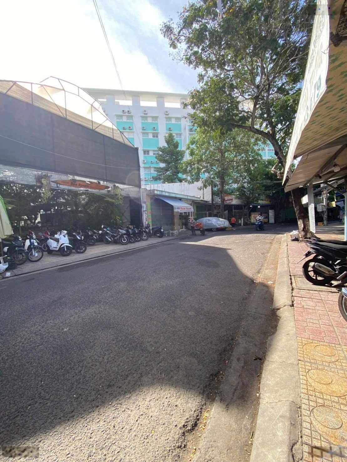 Bán nhà mặt phố Trường Sa, 75 triệu/m2, 312.5m2, 10 phòng ngủ, 2 kiot giá tốt !