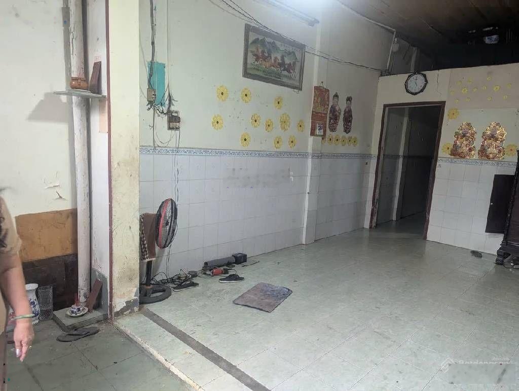 Bán nhà - gần vòng xoay Lê Đại Hành - DT: 70m2 - ngang gần 6m - 4 tỷ xíu