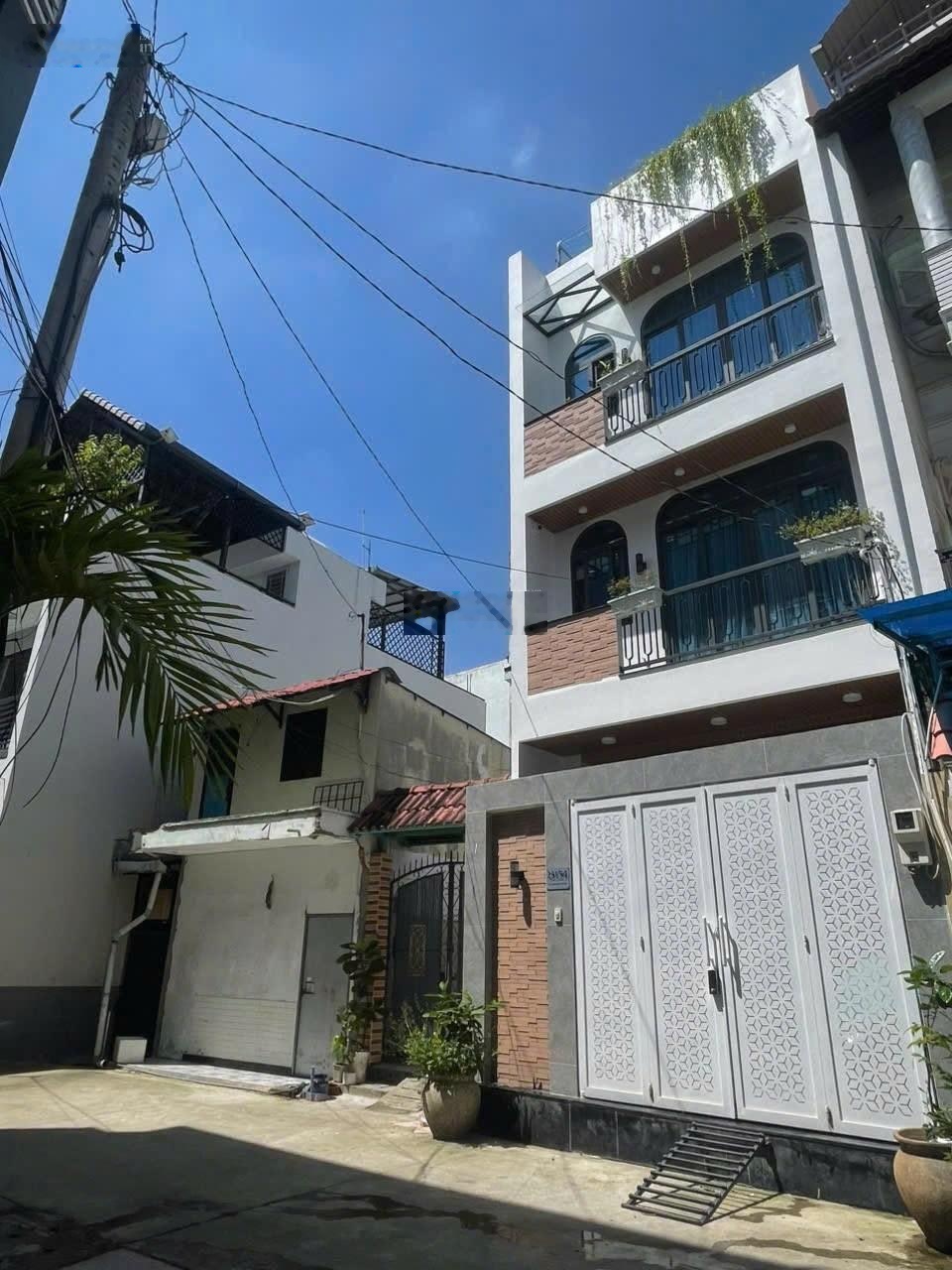 Cần bán khuôn đất đẹp 2 mặt tiền trước sau hẻm xe hơi Nơ Trang Long. DT: 4x22m. Nở hậu. Khu xây cao