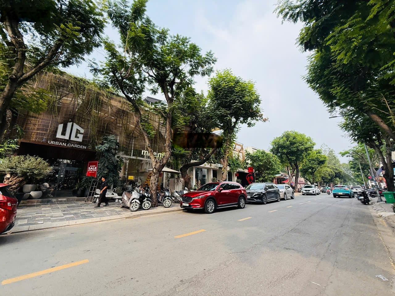 390 Tỷ - Mặt Tiền / Xuân Thủy - Ngang 25m ; Dài 45m / CN : 1.100m2 - 2 Tầng / Cho thuê 195 Triệu/TH