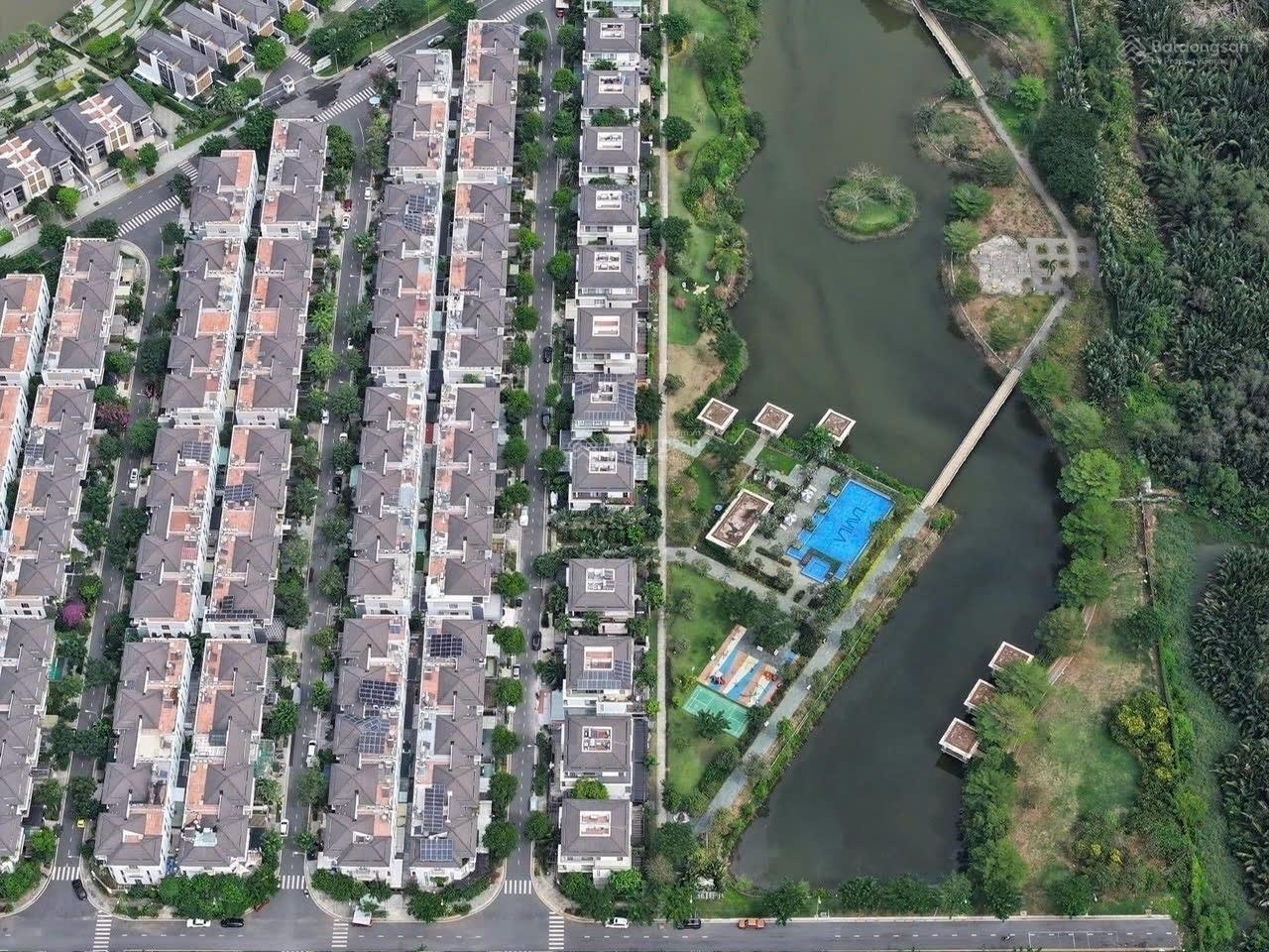 Bán căn góc 2 mặt tiền Lớn Lavila nhà Bè, giá 19,5 tỷ. LH 0911199399