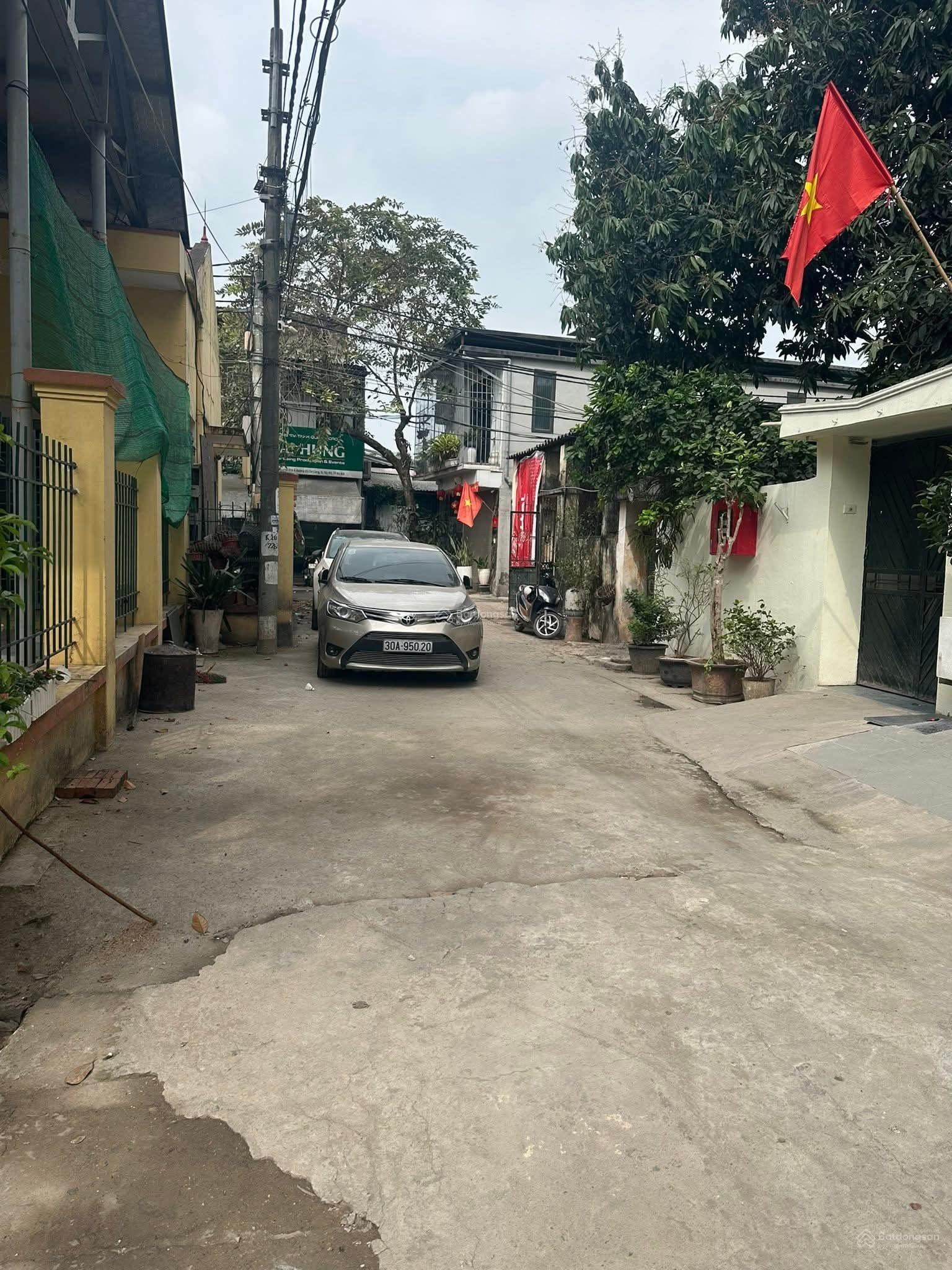 Võ Chí Công 97m2 x 7 tầng giá 30 tỷ, phân lô ô tô tránh, THANG MÁY, kinh doanh, đường thông