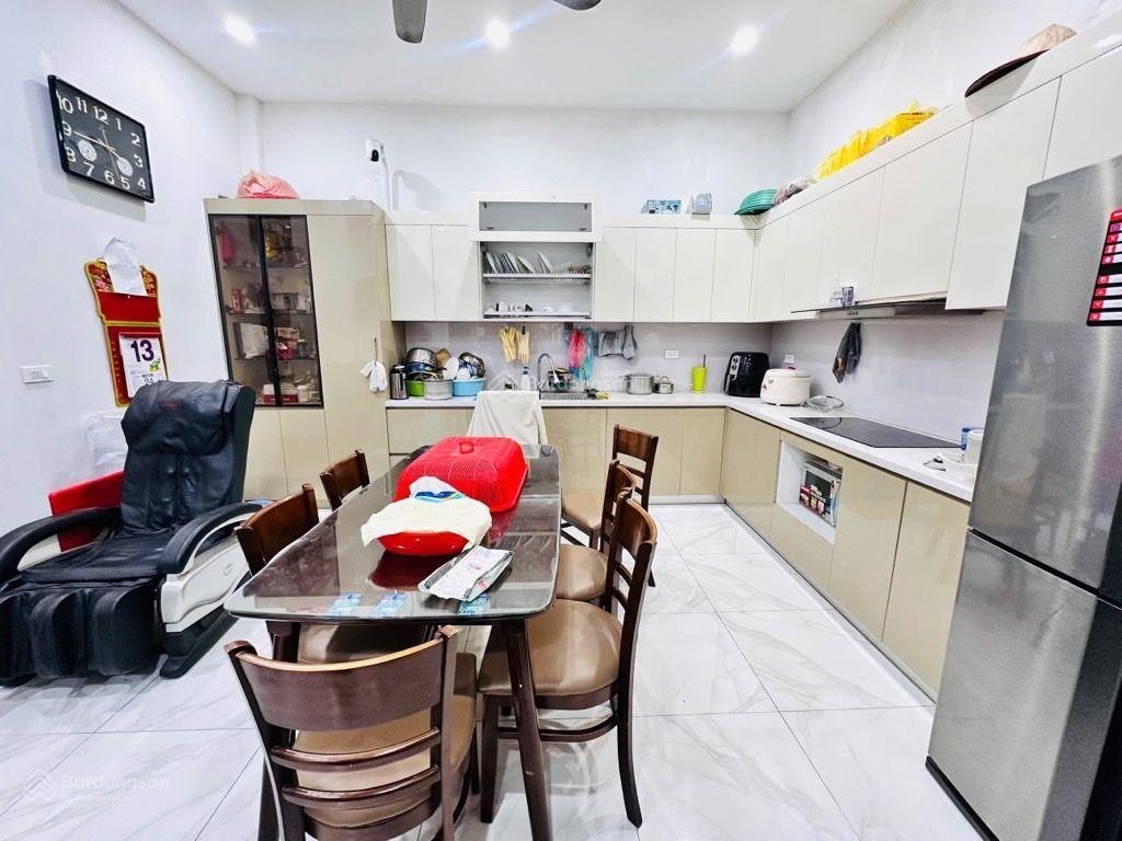 Phân lô vỉa hè ô tô tránh vài bước ra lotte