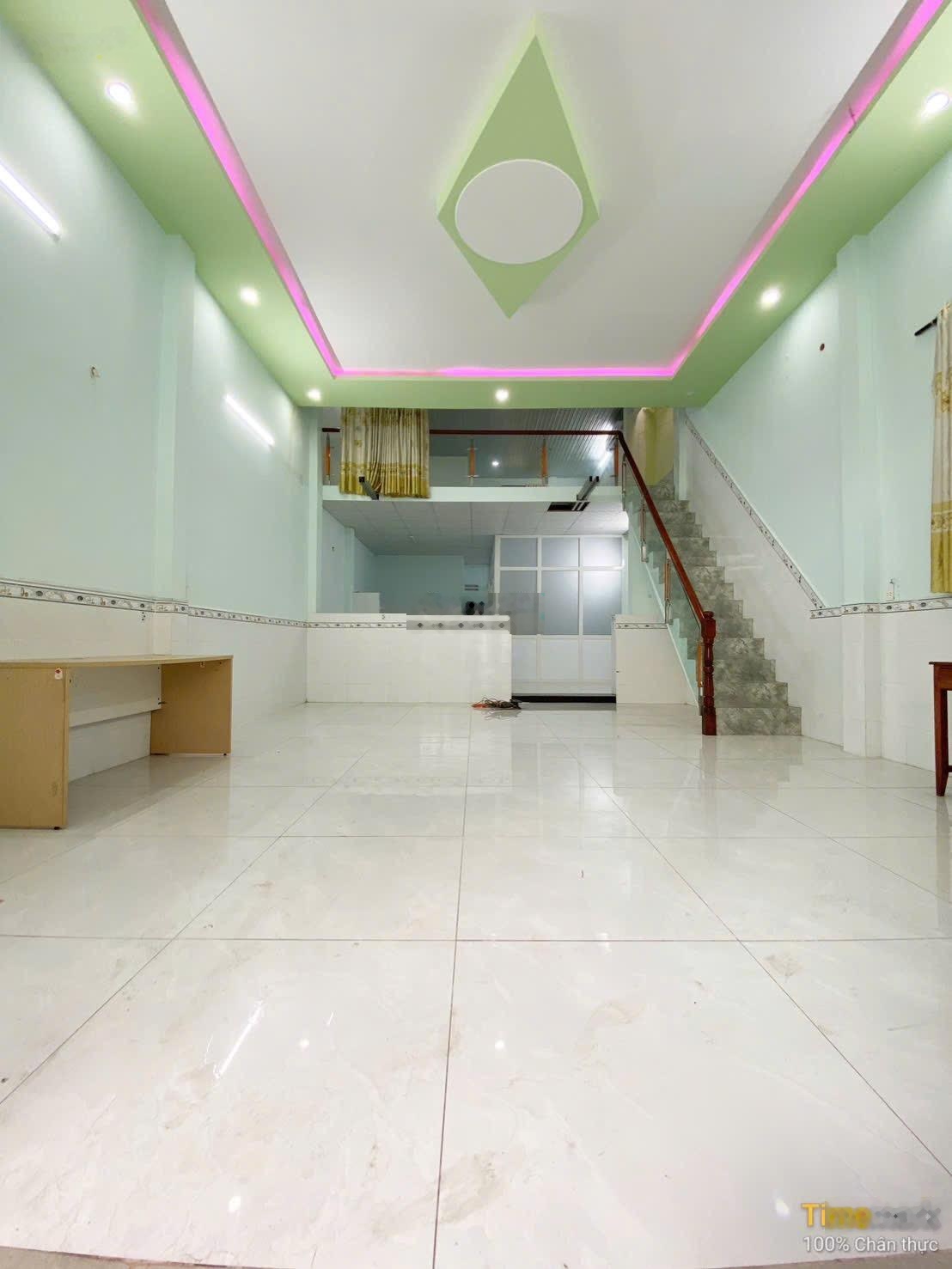 Nhà nguyên căn có lầu lửng phòng khách trống suốt phù hợp kinh doanh ở.