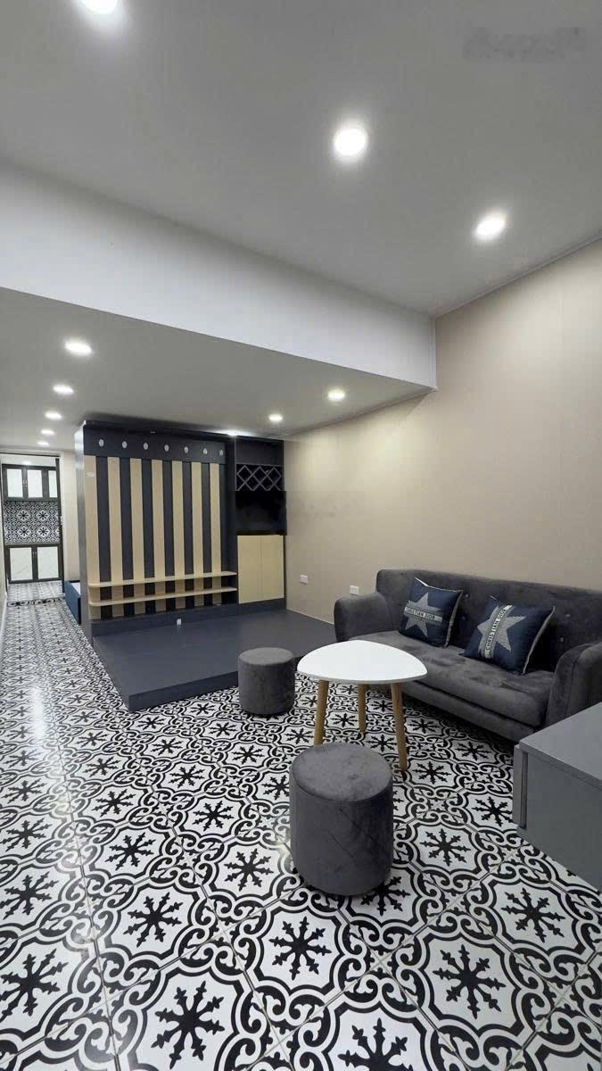 Chính chủ bán nhà tập thể tầng 1 Thái Thịnh, Đống Đa. Ô tỗ đỗ cửa sổ 16m, diện tích 42m. Giá 3.1 tỷ