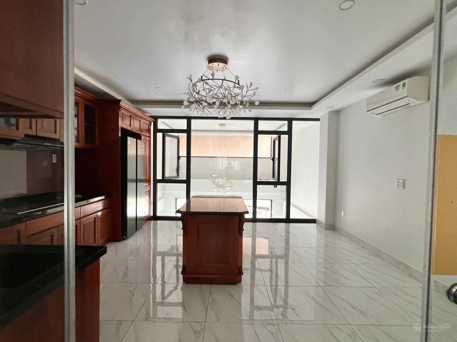 Nguyên căn Vạn Phúc 5x20m , MT Nguyễn Thị Nhung, 6 tầng, thang máy, máy lạnh , Giá 50tr/tháng