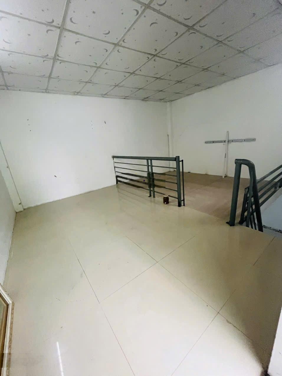 Cho thuê nhà trệt lửng đẹp sẵn nội thất kdc hồng loan giá chốt: 5.5 triệu lộ oto đậu trước nhà