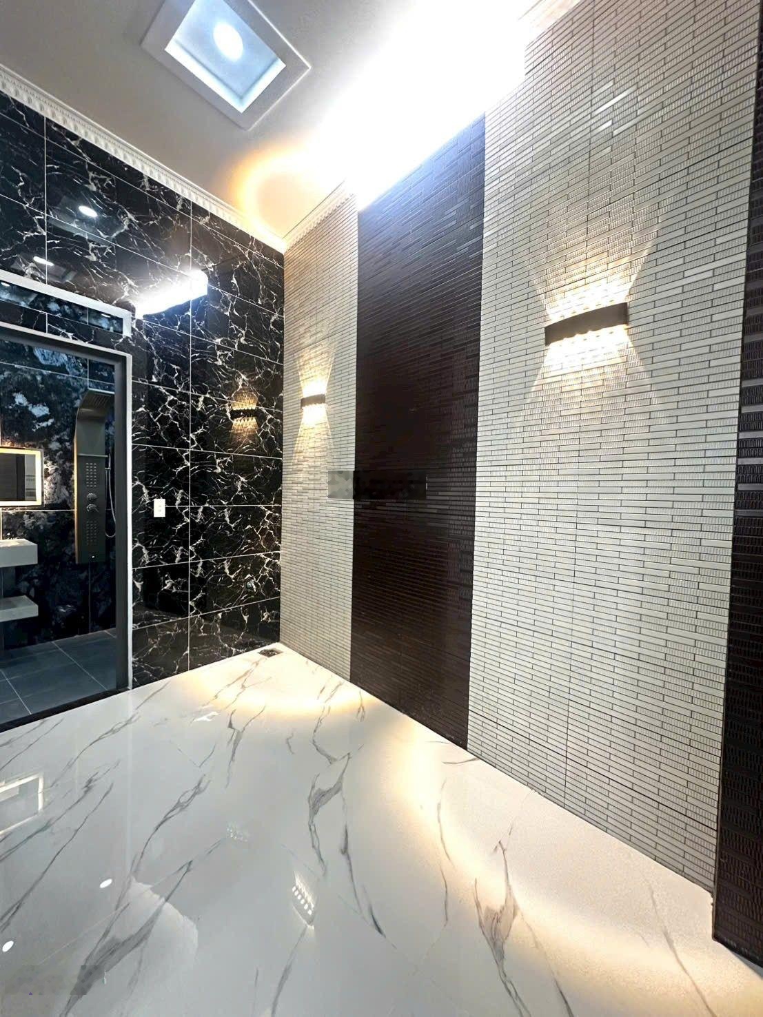 Nhà 1 lầu 1 trệt ngay sân vận động đông hòa dt 110 m2 ngang 5 m.đang làm hoàn công giá 6,2 tỷ