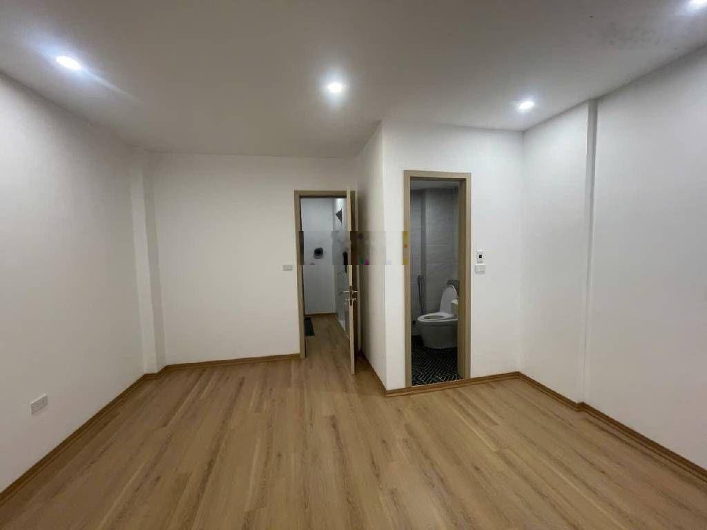 Trung tâm thanh trì nhà 6 tầng thang máy ô tô đỗ cửa