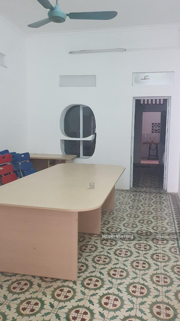 Cho thuê nhà Bà Triệu, ngay Cầu Đen, 65m2, 2.5 tầng 11tr ô tô đỗ cửa