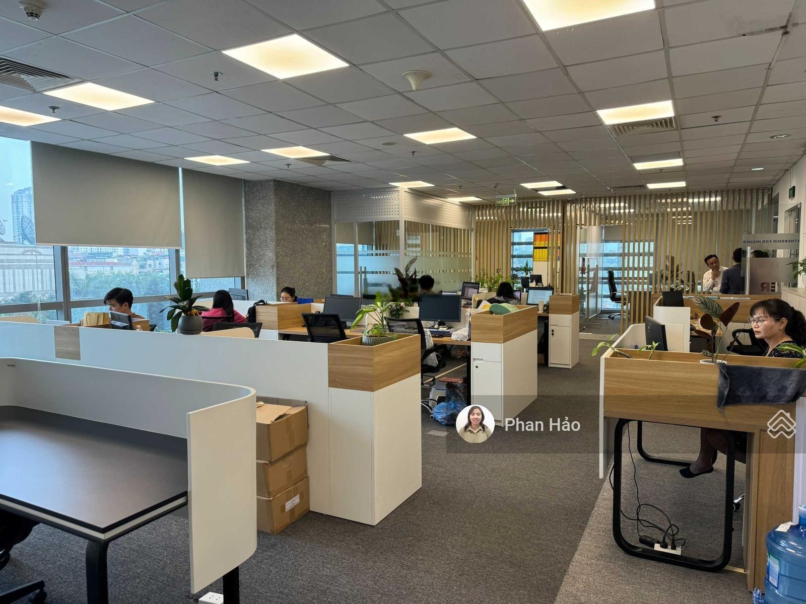 Cho thuê văn phòng tại Viwaseen Tower Tố Hữu, DT 161m2 giá 32 triệu/tháng, bàn giao trần sàn,Đh