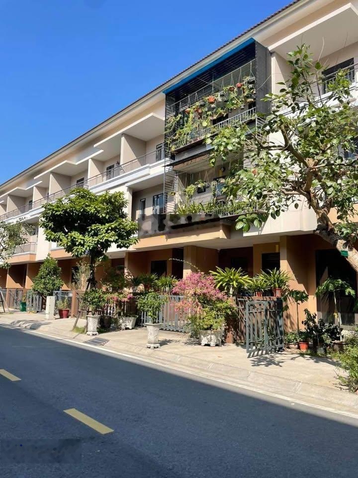 Cần bán căn Centa 75m2, cạnh công viên, trục chính, không lỗi lầm