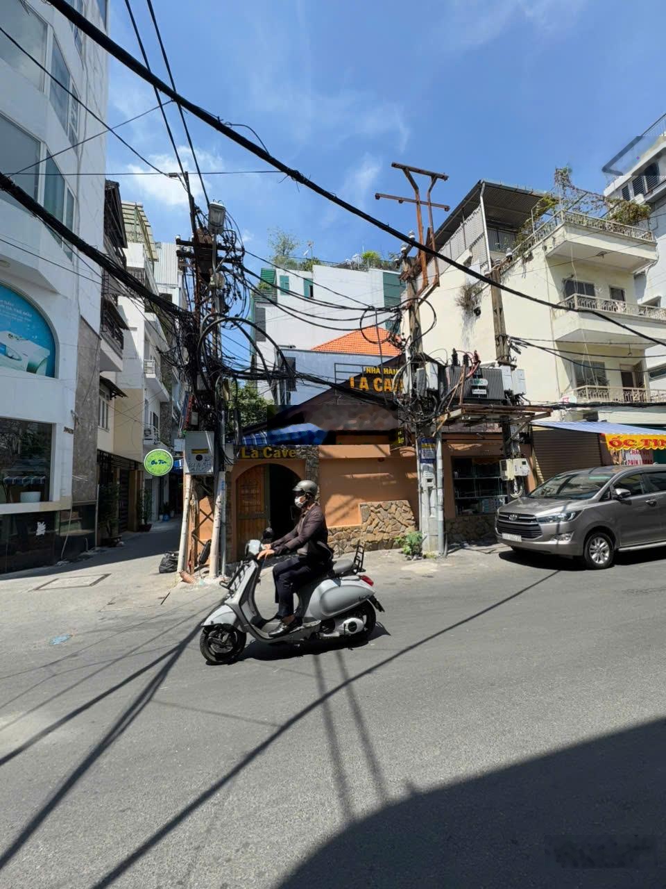 Cho thuê góc 2mt võ văn tần, p5, quận 3 - dt: 15*15m