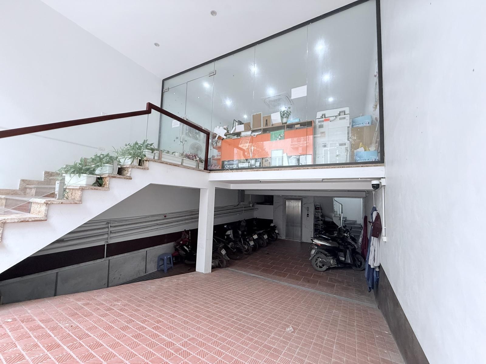 Cho thuê nhà Khuất Duy Tiến, 65m2, 6 tầng, MT 6m, thông sàn, thang máy, 48Tr