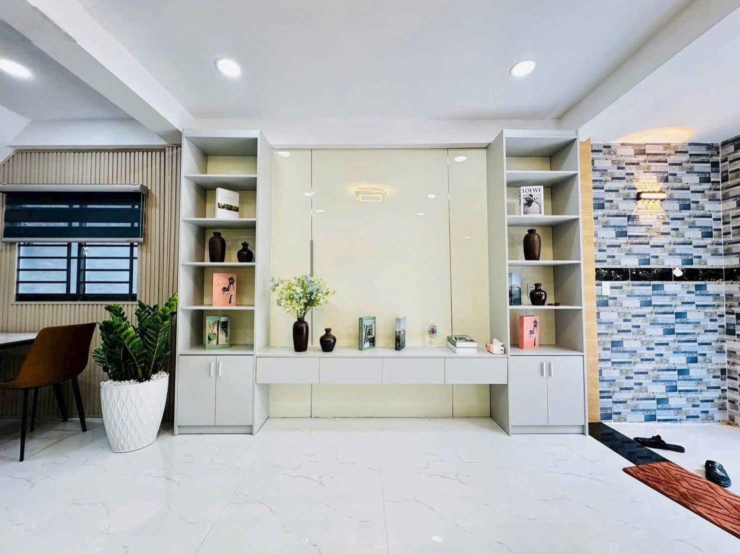 Bán nhà mới full nội thất cao cấp đ phan huy ich kế Emart Giá 3.99 tỷ