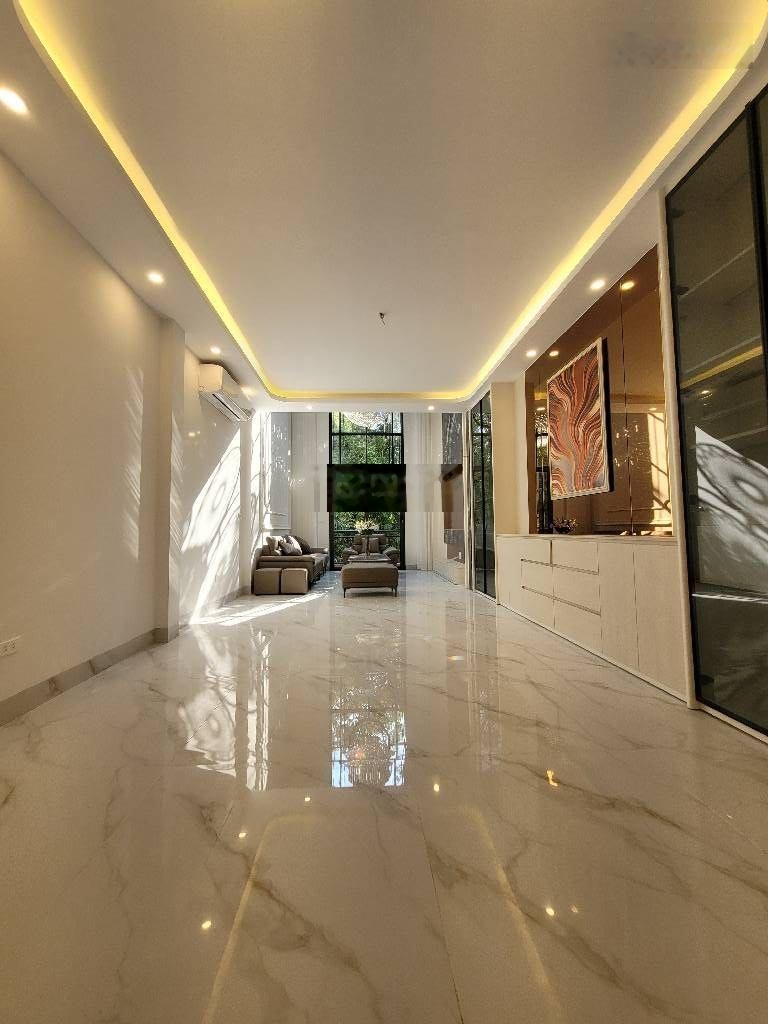 Bán Nhà Việt Hưng, 18 tỷ, 60m2 Vỉa Hè, Ô tô tránh, Thang Máy full nội thất