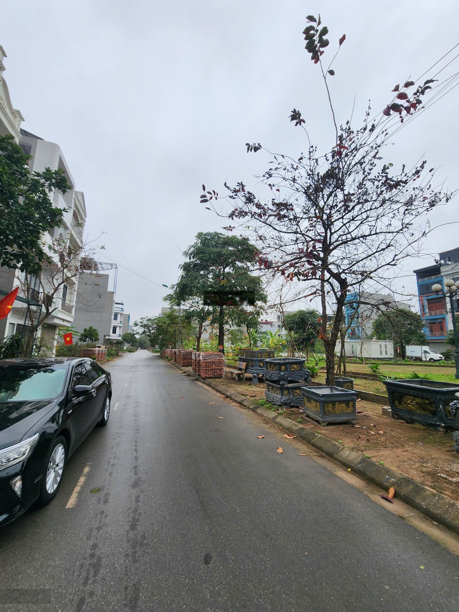 Duy nhất lô Yên Mẫn Vạn An Bắc Ninh. Dãy L7 nhìn giữa vườn hoa to làn 2 đg h100. Không một lỗi nhỏ