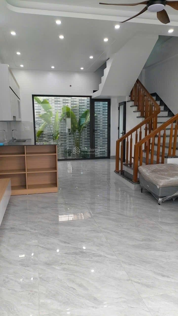 Bán nhà mặt đường thông thoáng, tiện lợi