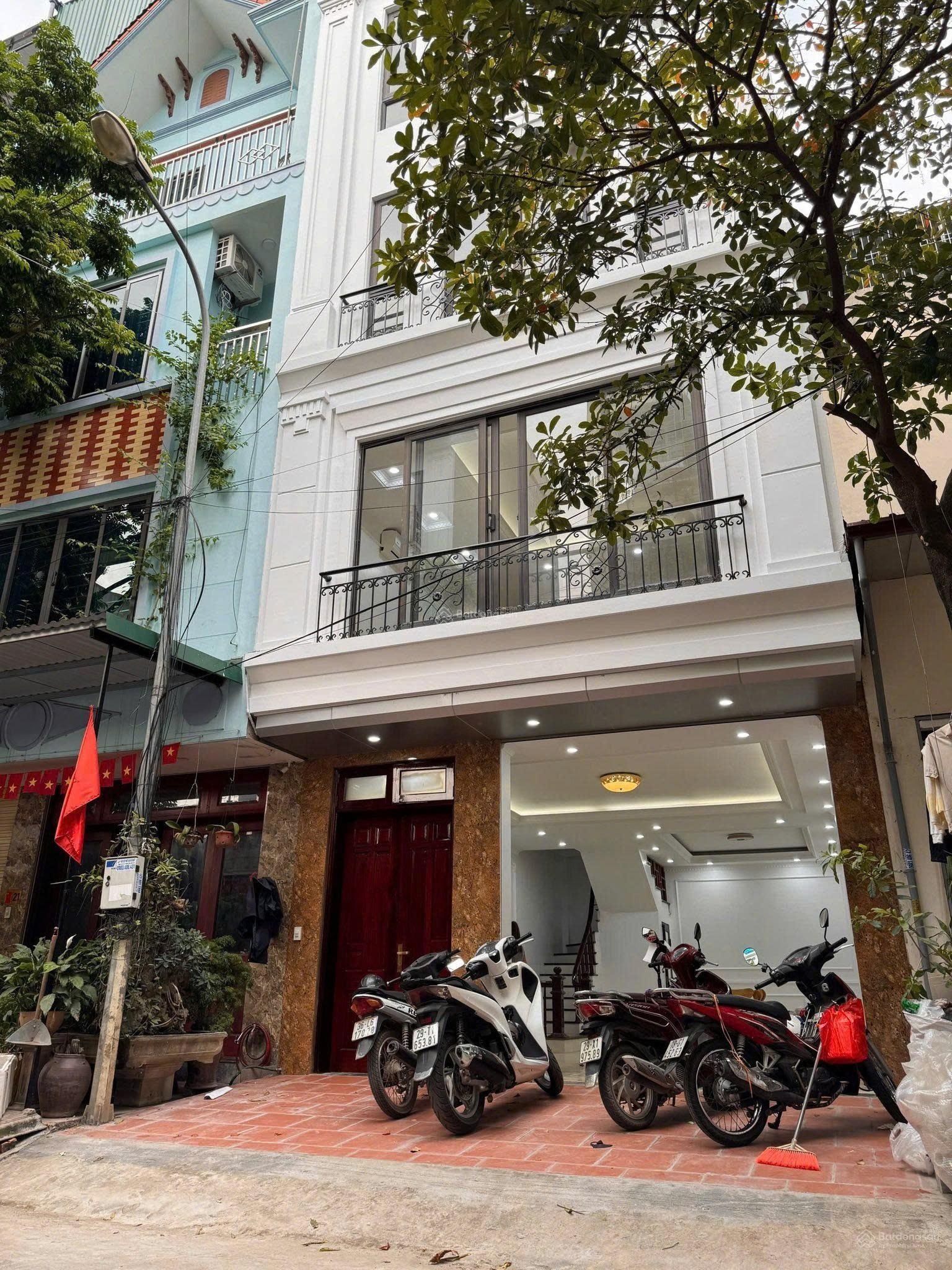 Cho thuê nhà riêng tại Văn La, Ô tô đỗ trong nhà