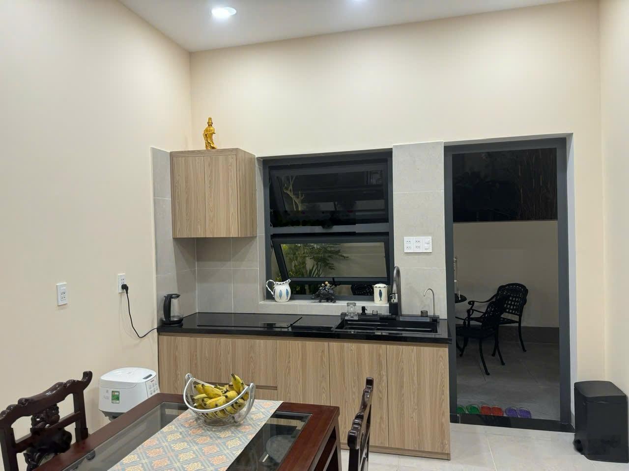 Cho thuê nguyên ngăn mặt tiền đường đã trang bị đủ nội thất ở liền được có lì xì đầu năm cho khách