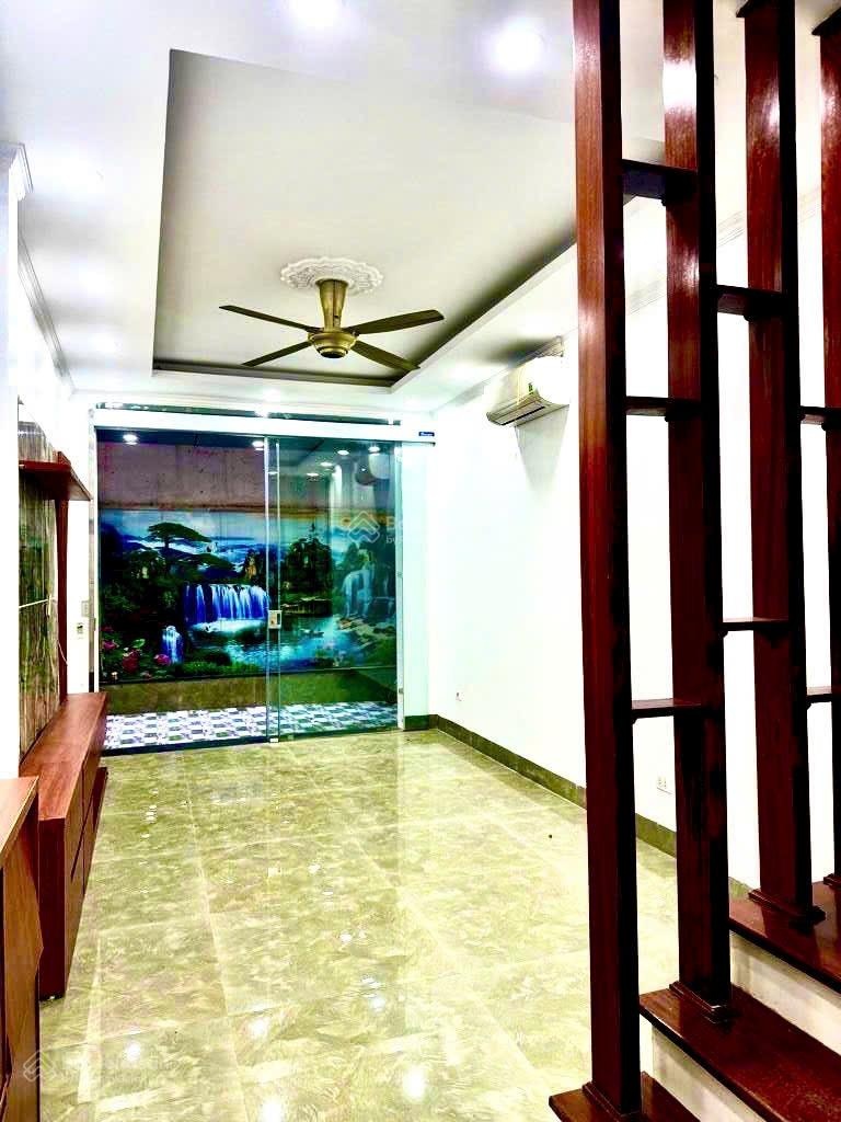 Kim đồng - giáp bát - ô tô đỗ cổng - sát trường cấp 1 - cấp 2 - gần đại học : bách - kinh - xây