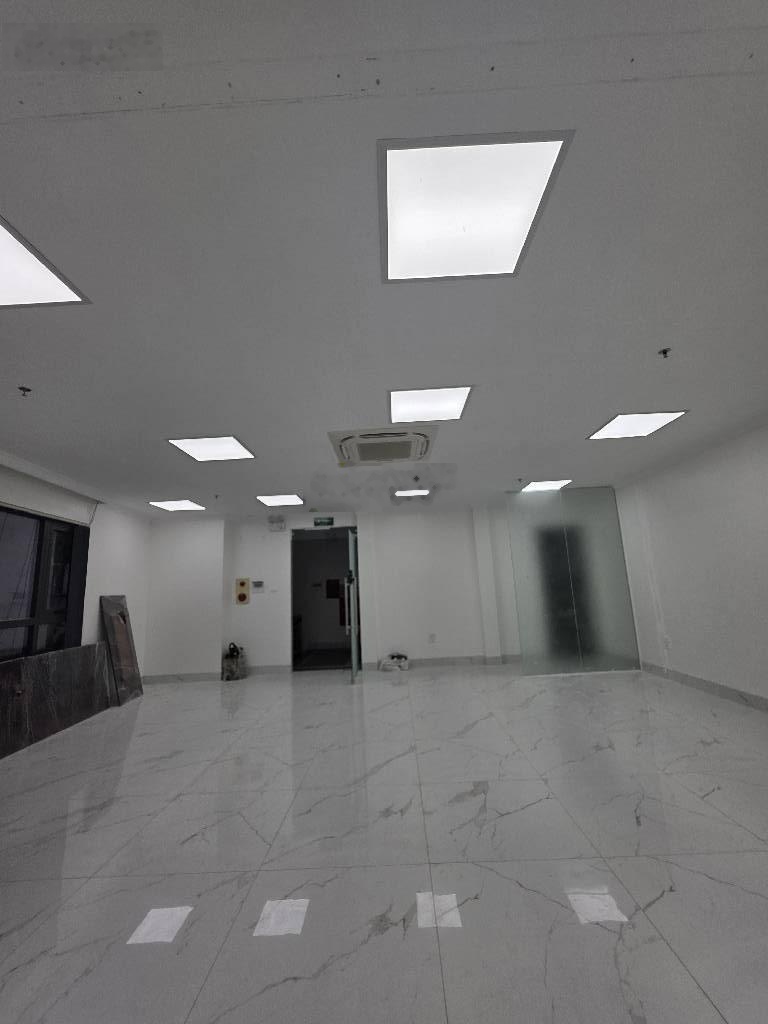 Tòa building hoàng quốc việt- 8 tầng thang máy - dòng tiền hơn 100tr/tháng