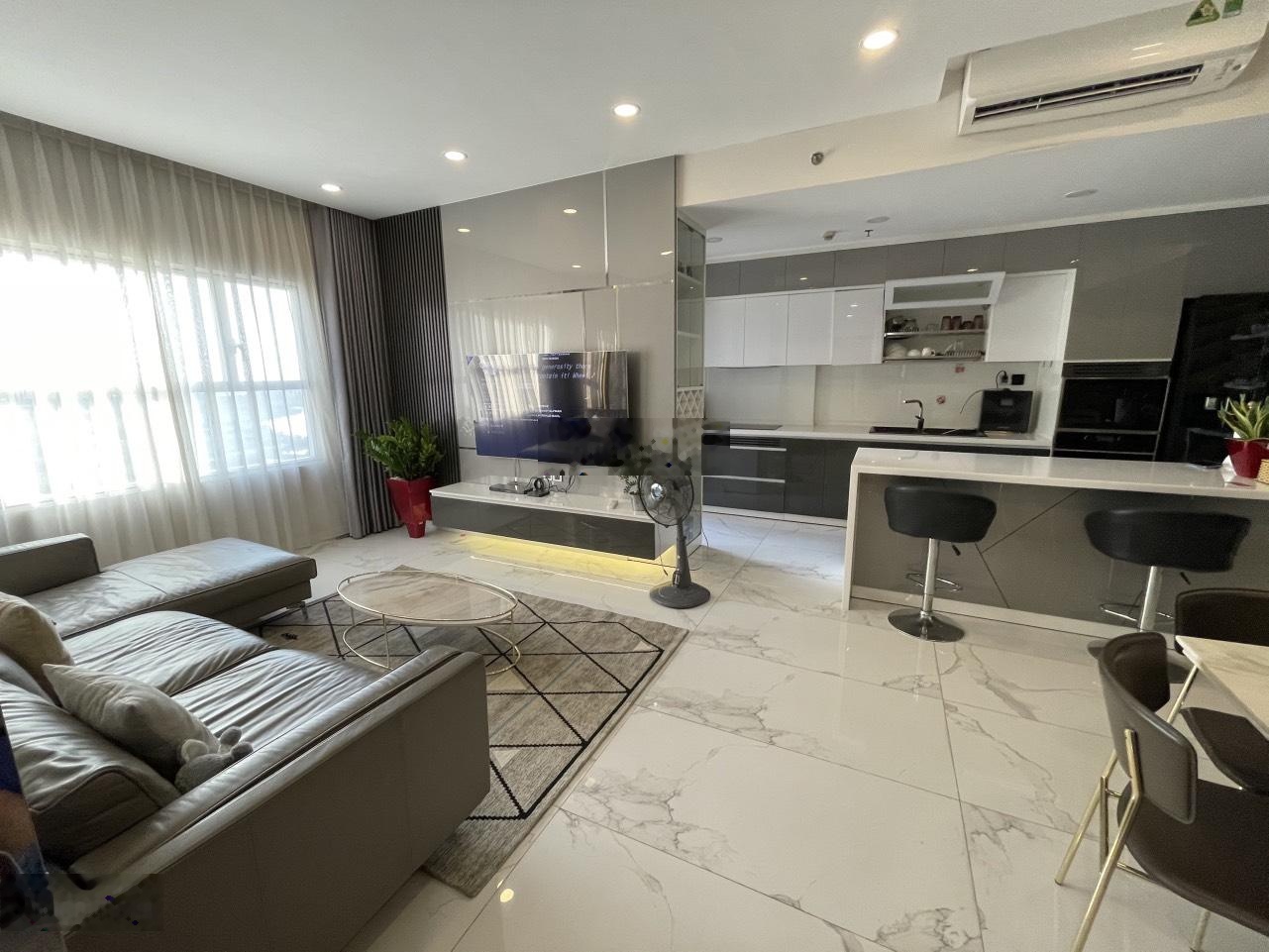 Bán Sunrise City 2PN 99m2 8.3 tỷ - nhà đẹp, căn góc 2 view. LH: 0934968340