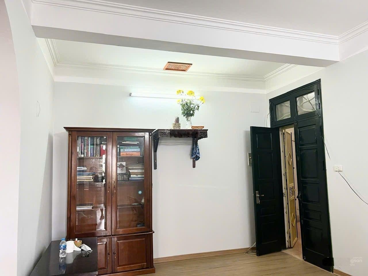 Chính chủ cho thuê nhà ngõ 45 Hào Nam 68m2 2 ngủ 1 wc. Ở ngay. Điện nước giá dân