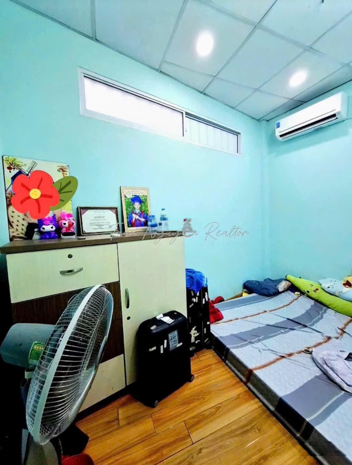 Ko tin tầm giá này có Hẻm xe hơi,Võ Văn Kiệt,2tầng, có hẻm sau, gần đường An Bình