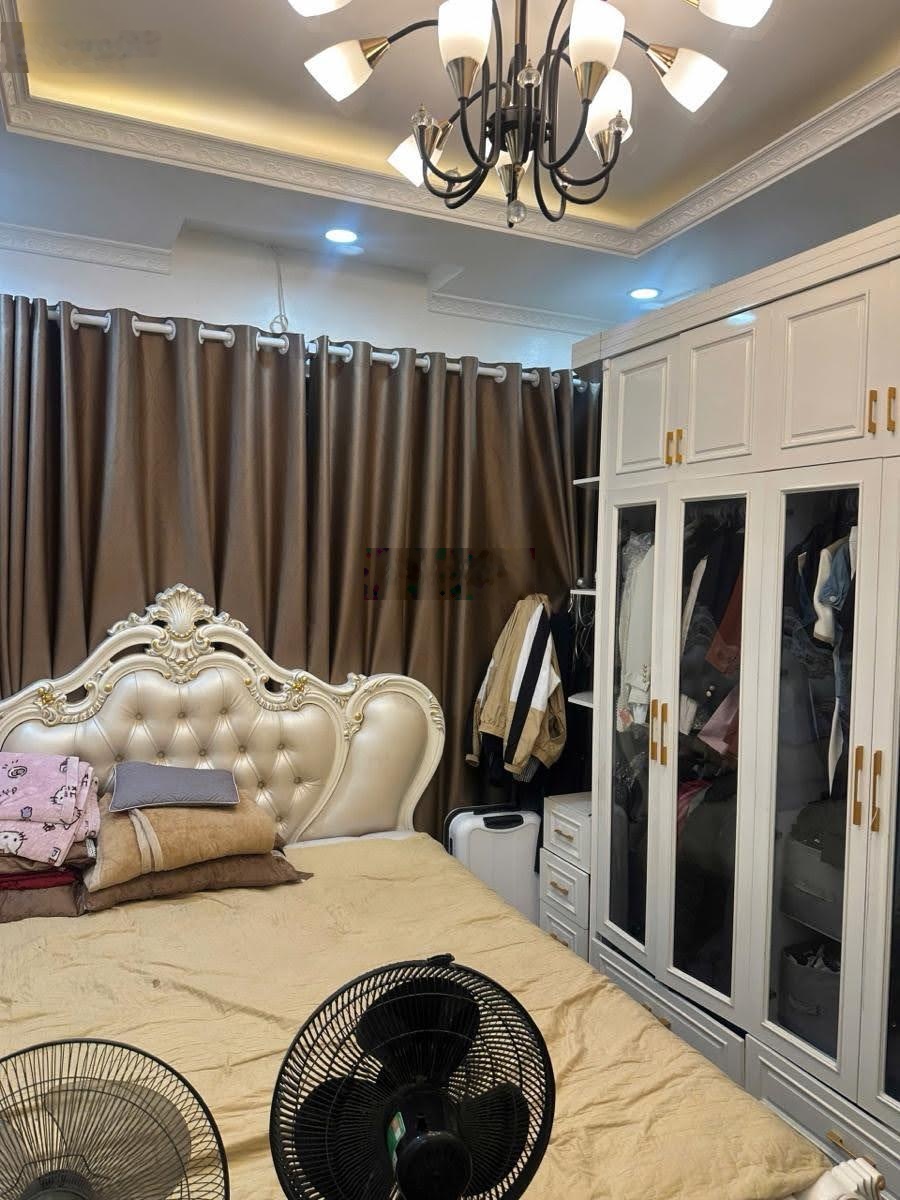 Nhà lô góc phố Định Công Thượng. 35m, 5 tầng, Lô góc. Có Ga ra ô tô. Ngõ ô tô. Gần trường, chợ.