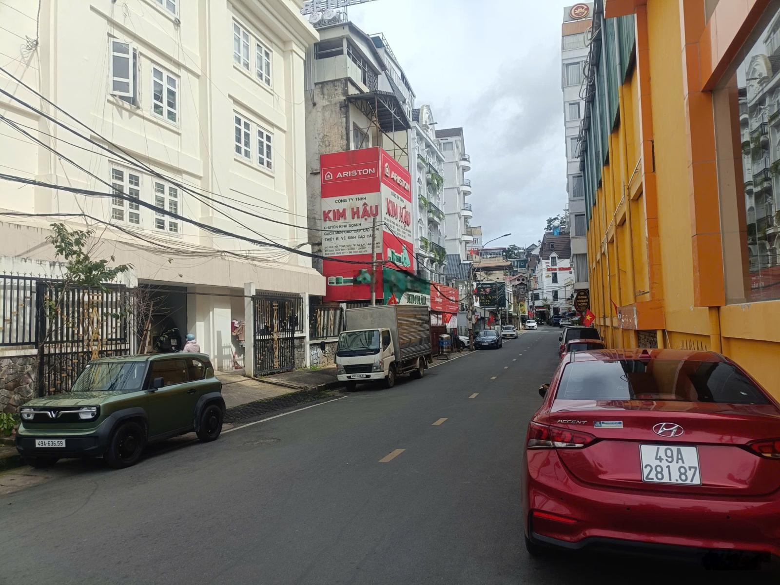 Bán khách sạn 3 sao -8 tầng-60pn - trung tâm cách hồ xuân hương 50m - cách chợ 100m giá : 200 tỷ