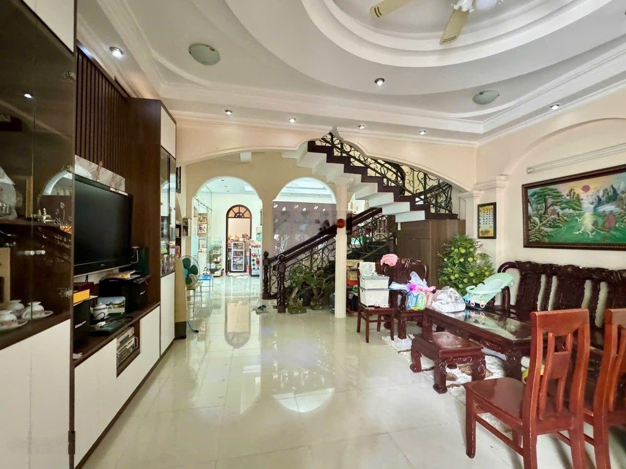 Biệt thự đẹp Quận 7, DT 223 m2, ngang khủng 14 m, giá cực tốt.