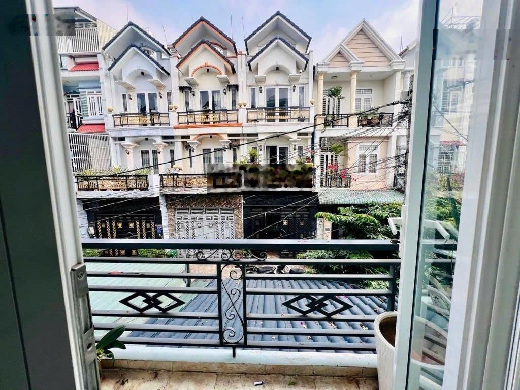 Ô tô ngủ trong nhà nhà mới 3 tầng, BTCT - ngang lớn giá nhỉnh 6 tỷ