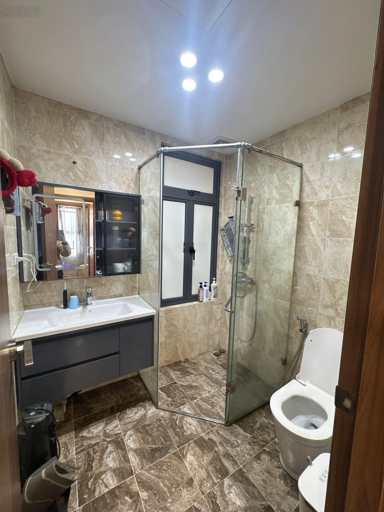 Chính chủ bán - lô góc - 3 PN - 2 WC - Tặng nội thất, slot đỗ oto - view thoáng - 90m2 - 9.3 tỷ