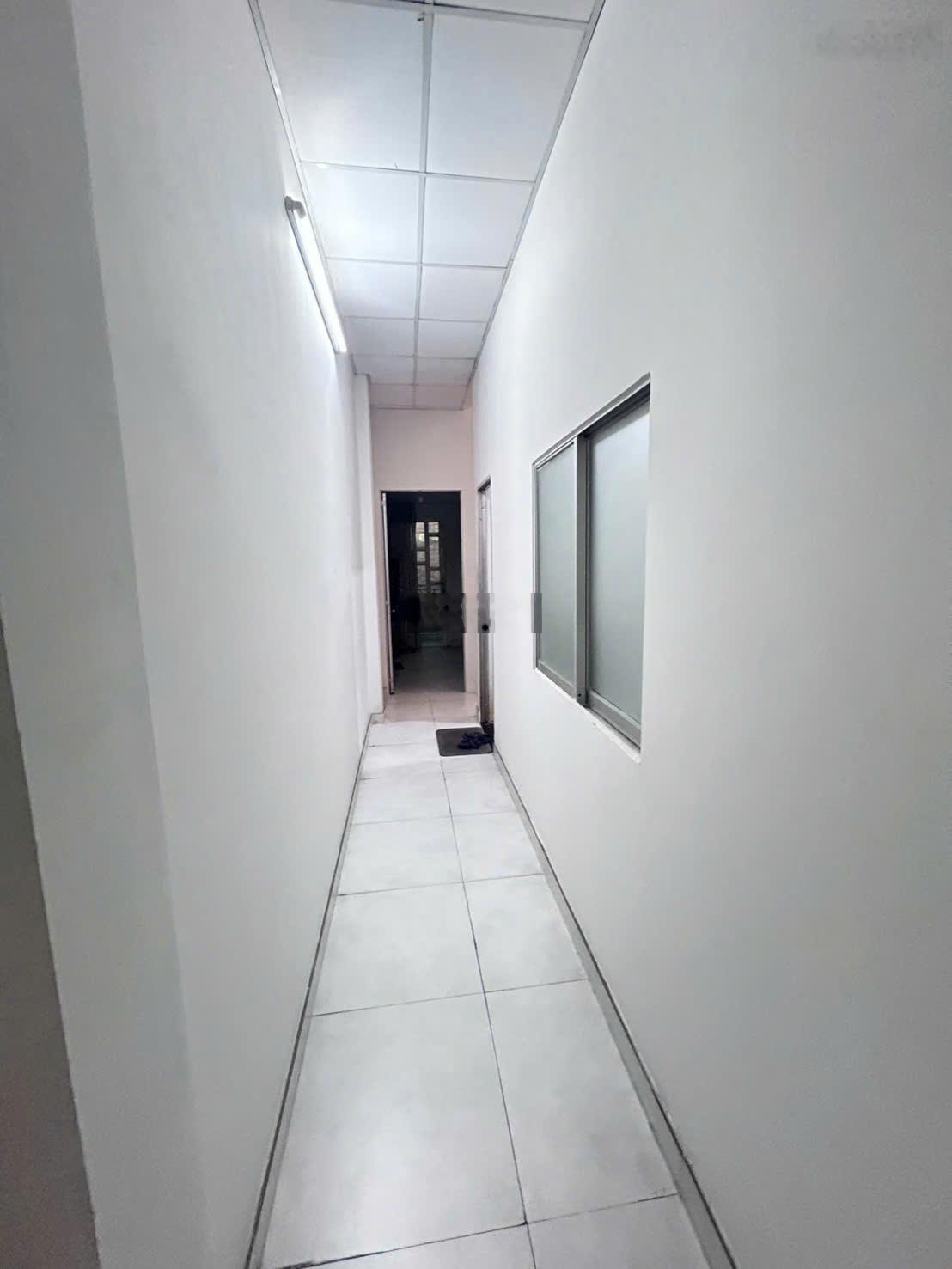 8,3 tỷ - 2 tầng - Hùng Vương P4 Q5 - 51,6m2 - 3PN, SHR hiện hữu hoàn công đủ, sát mặt tiền