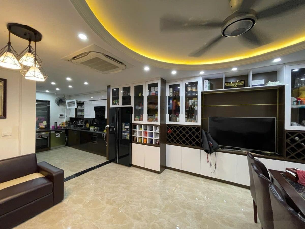 Bán nhà phố Hoàng Quốc Việt-Cầu Giấy. DT 80m2x5T. MT 6m nở hậu. Cách ô tô 25m. Nhà dân xây. GD ngay