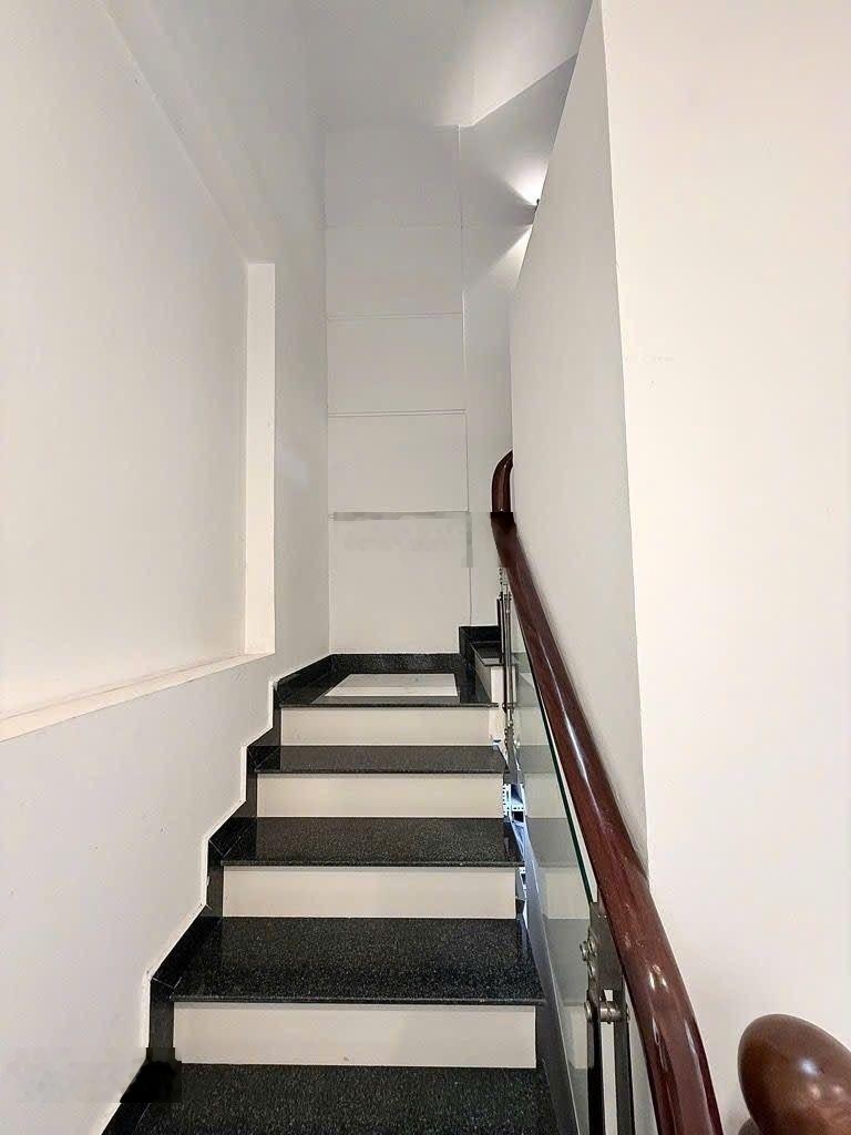 Bán nhà mặt tiền họ lê - 102m2 - ngang gần 5m - dòng tiền 40tr - 4 tầng - giá 10 tỷ