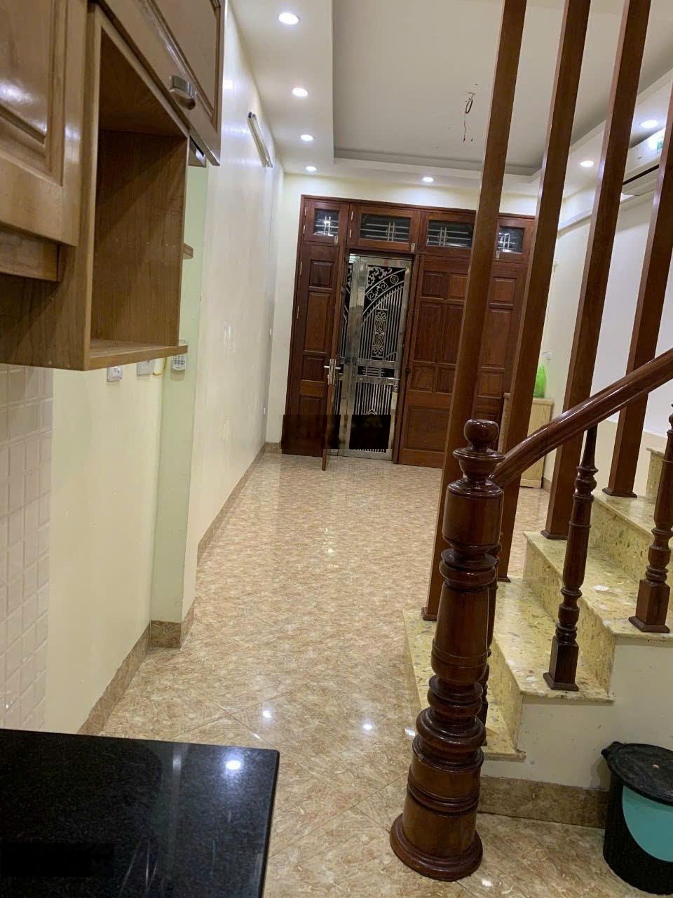 Cho thuê nhà 40m*5 tầng, 3 pn, full đồ, hồ Ba Mẫu, Đống Đa, HN, giá 14 triệu.