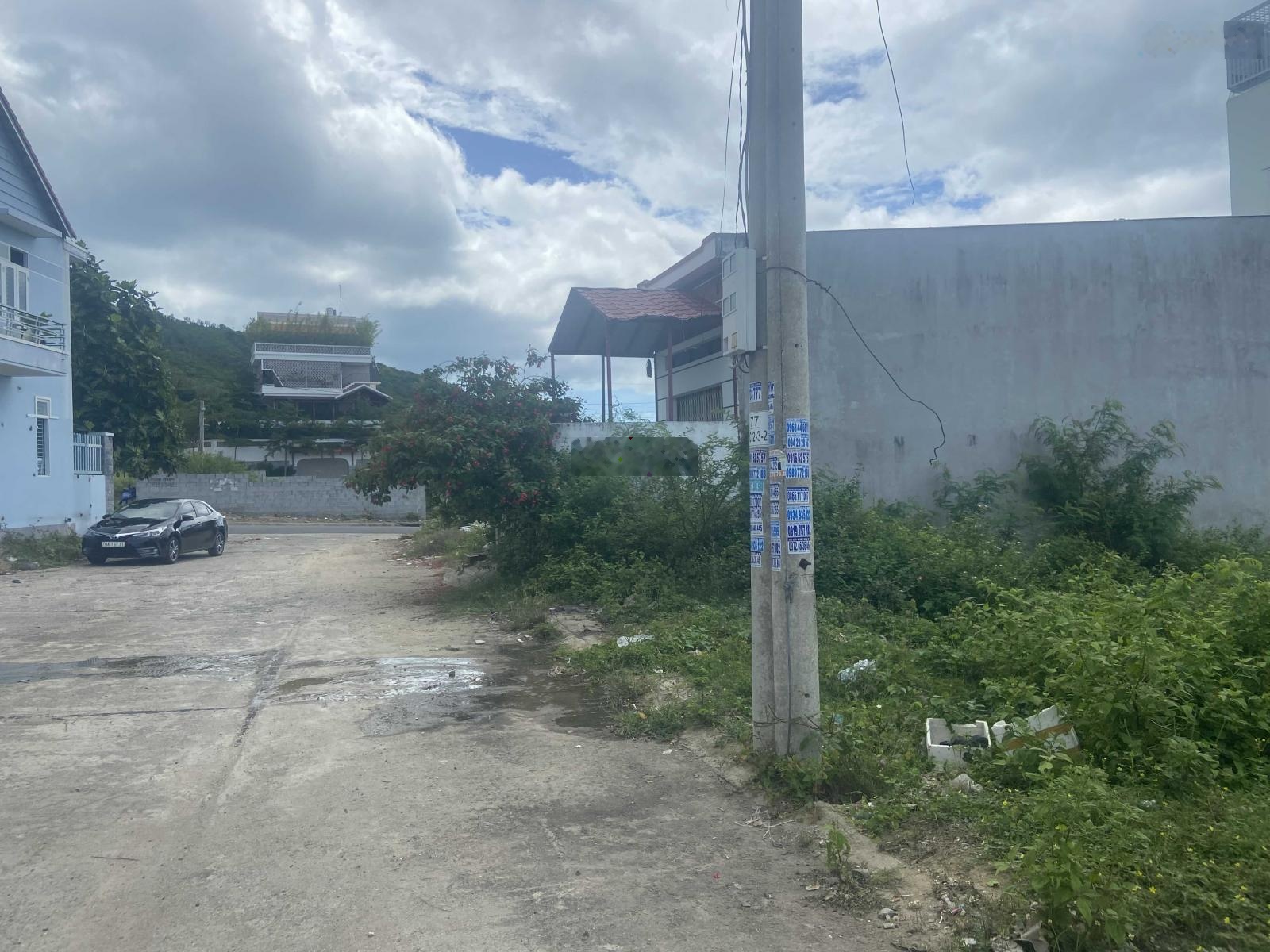 Cần bán lô đất đẹp - ở Hòn Xện, gần Bến Du Thuyền Nha Trang, mặt tiền: 8m, DT: 140m2 MT: 8m