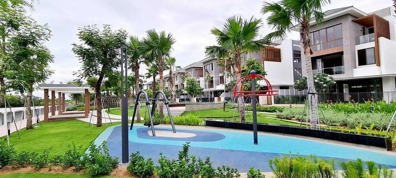 Tôi cần bán gấp biệt thự Lavila KDC ven sông (sổ hồng) nhà 3 tầng giá 11 tỷ 800tr, LH: 0909904066