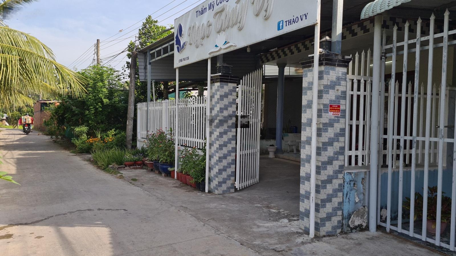 Nhà 240m2 MT đường bê tông 4m ở Long An