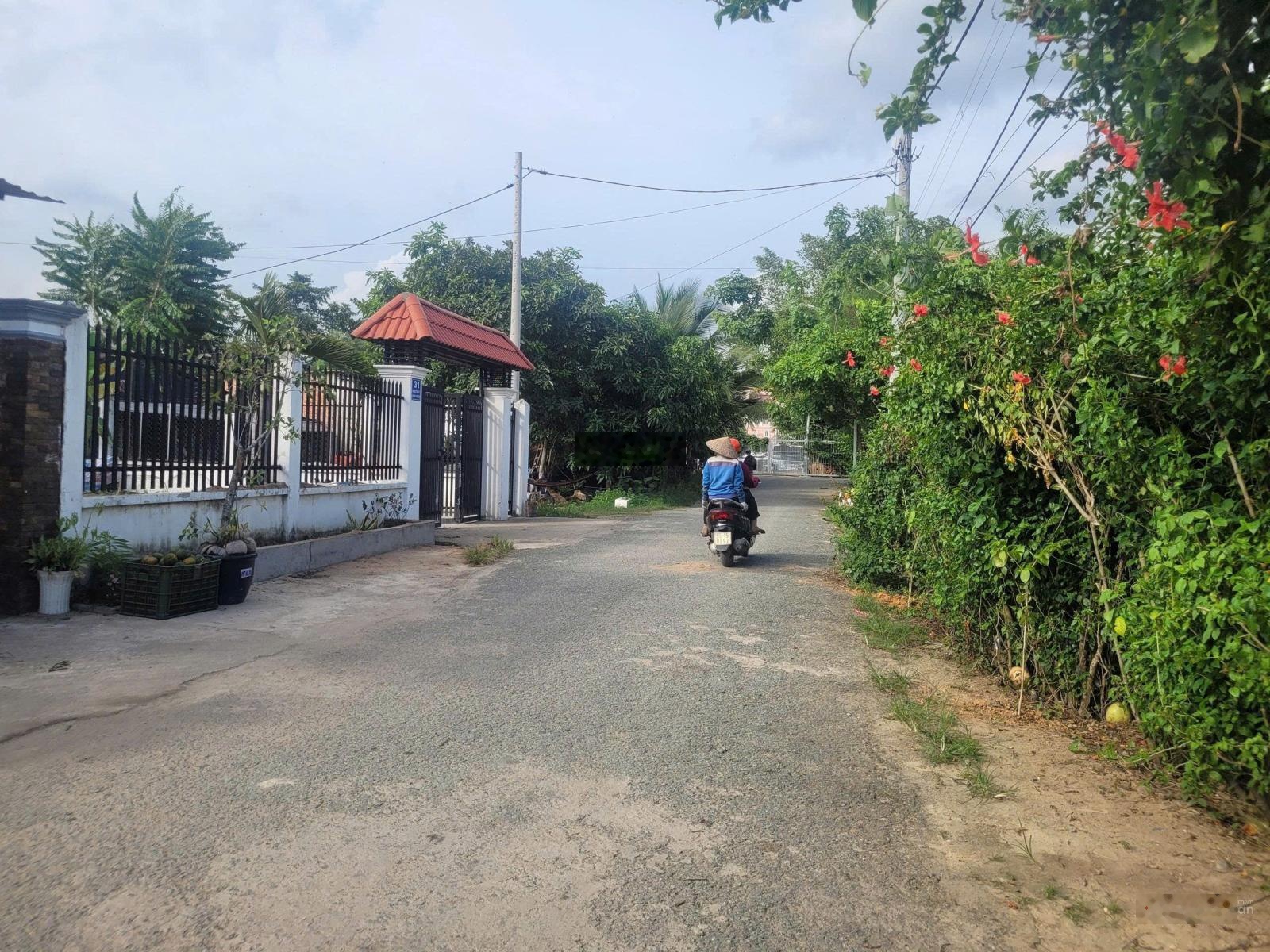 Bán nhà và đất mặt tiền đường Nguyễn Thị Nghiêm, dt 411.7m2, có 102m2 thổ, xã Bình Mỹ