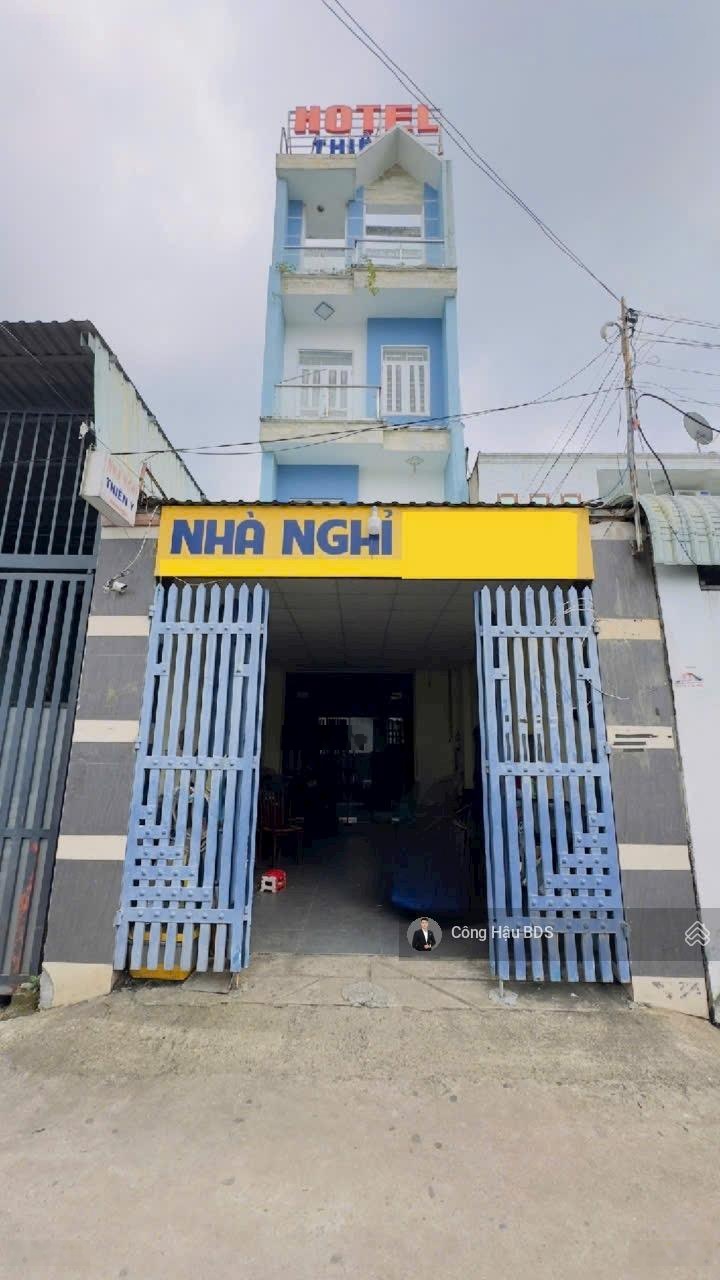 Bán khách sạn gần TTTM Vincom Dĩ An. Thu nhập 40tr/th. DT: 125m2 (4.1x30.5M). Đường 5m. Giá: 5.7T