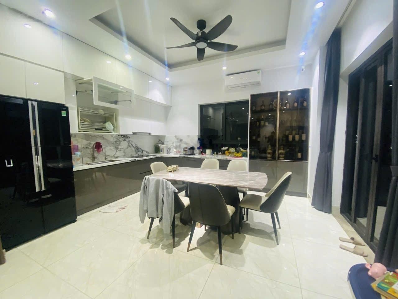 Bán BTSL căn góc 3 mặt thoáng vị trí gần hồ giá siêu tốt 27,x tỷ tại Vinhomes Thăng Long