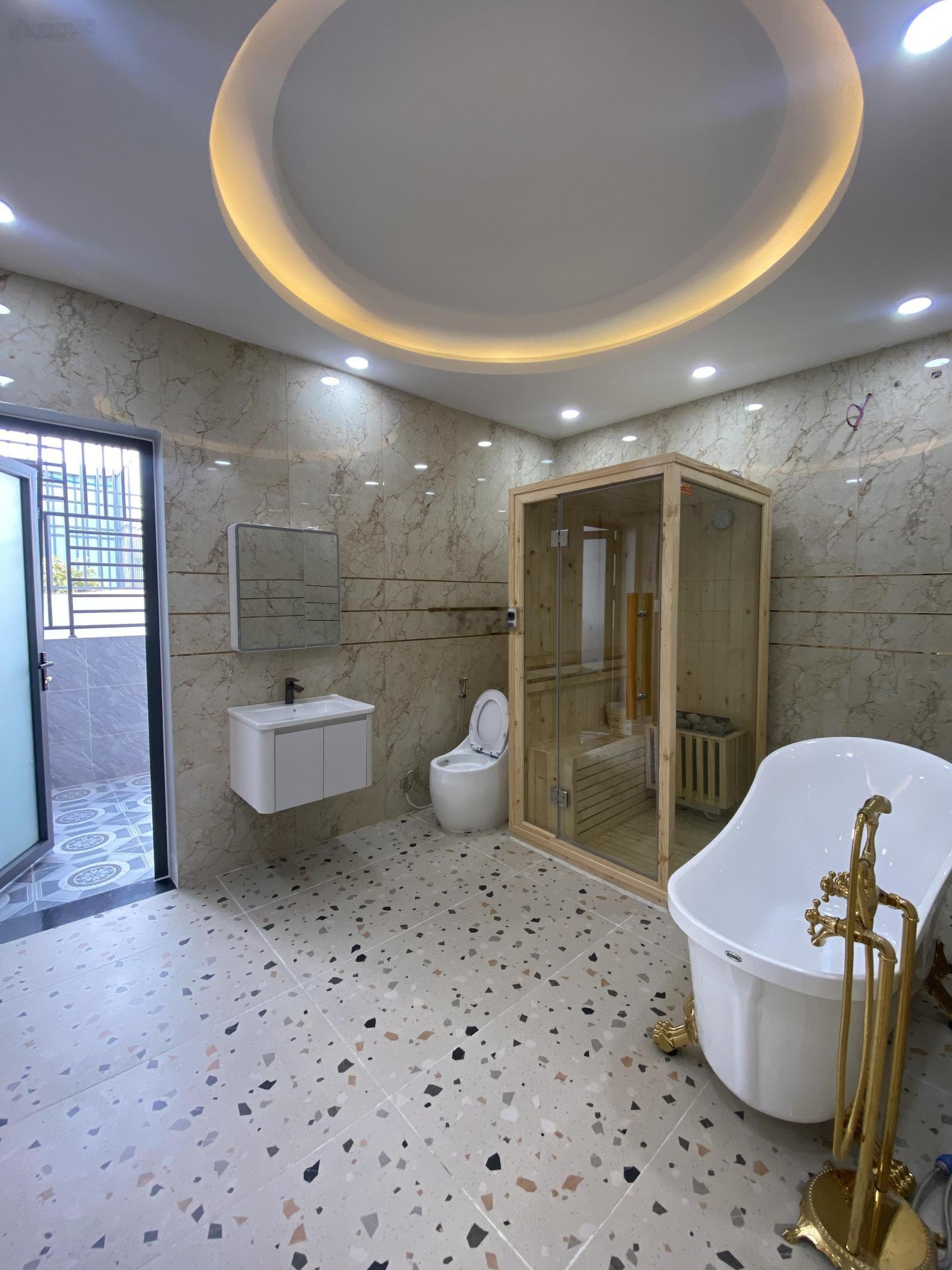 Nhà 5 tầng thang máy đường 10m, diện tích 4,2x19, ngay ngã tư Bốn Xã