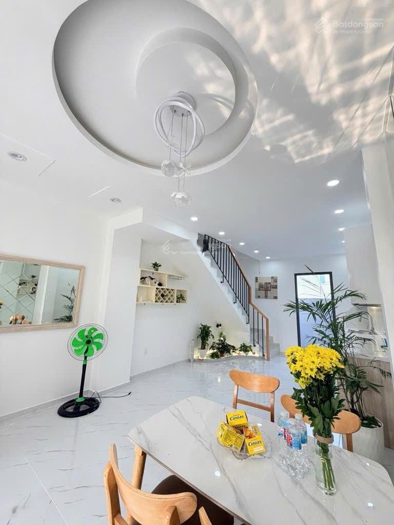 Nhà 1 trệt 2 lầu 55m2 kdc đông đúc cách chợ trường 500m2 hàng xóm văn minh lịch sự an ninh