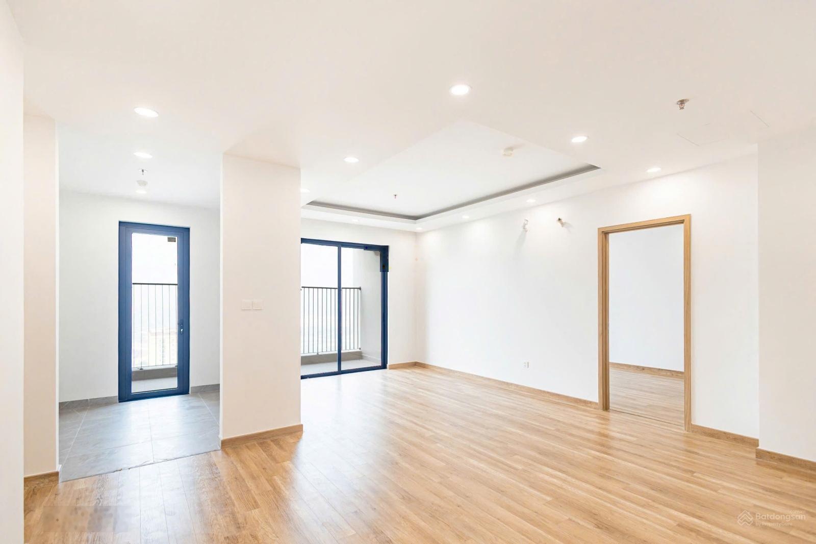 Bán căn hộ 3 phòng ngủ 100m2 mặt phố, ngay ga tàu Metro, sẵn sổ công chứng ngay, giá tốt