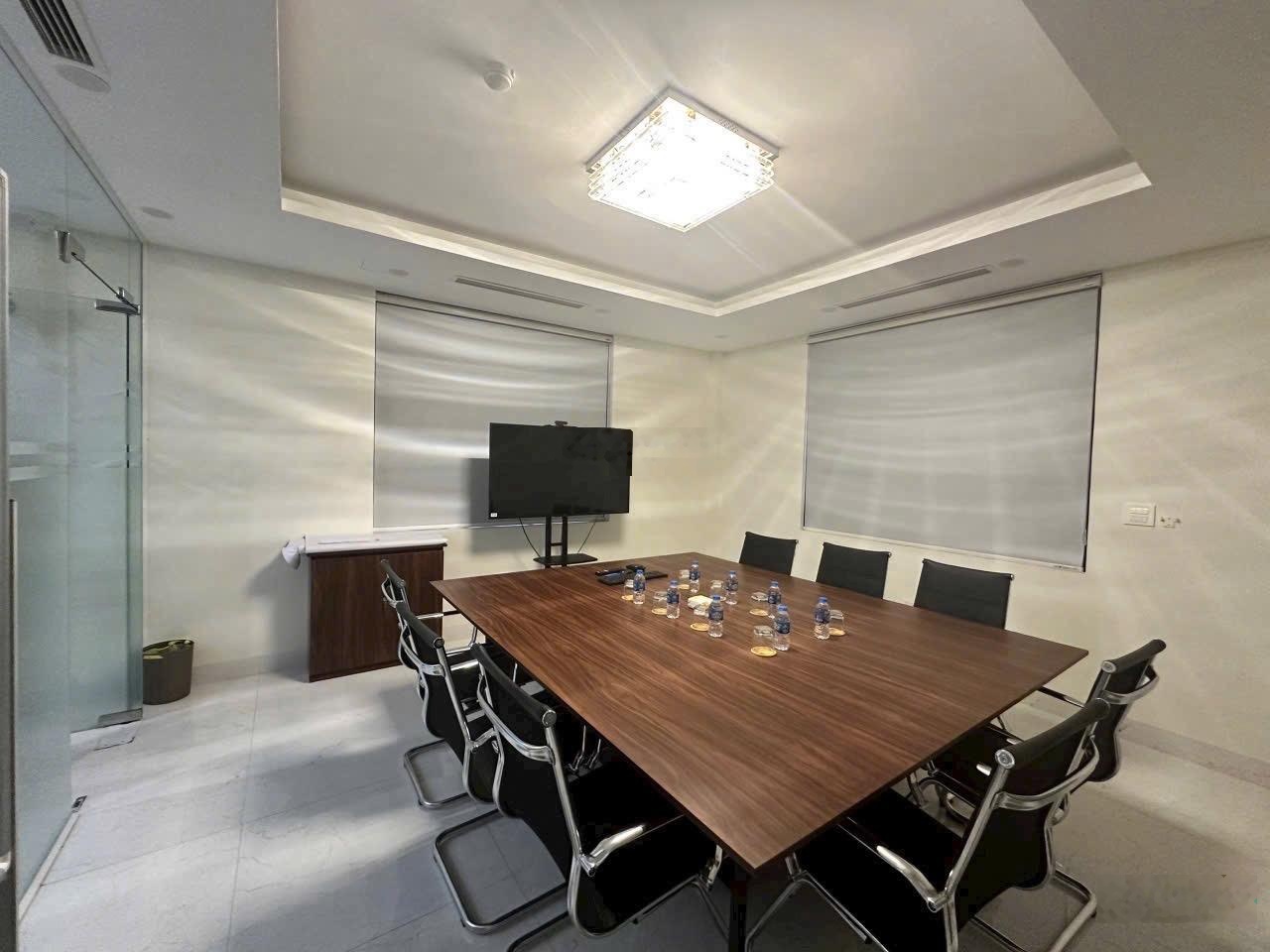 Cho thuê nhà phố Lạc Long Quân DT 95m2x4T MT 5m, đầy đủ đồ cơ bản, gara oto, full nội thất