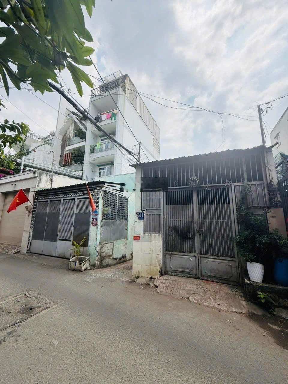 Cần bán gấp nhà tiền ít thịt nhiều - hẻm 6m thông đối diện Emart Phan Huy Ích