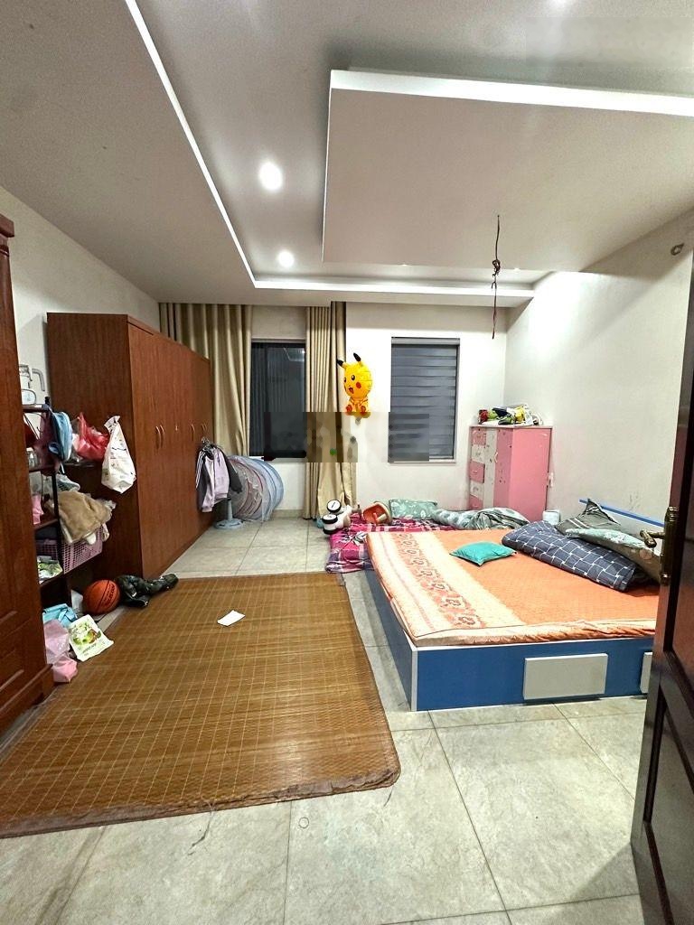 Bán nhà phố Nguyễn Văn Cừ 43 m2,5 tầng, mặt tiền 5.6m, 15.4 tỷ Bồ Đề, ô tô vào nhà